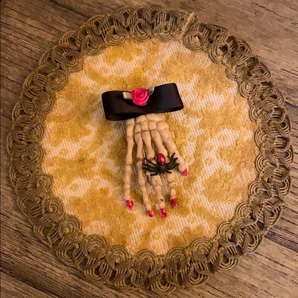 halloween Accessories - Halloween skeleton hand w spider 🕷 hair clip DOD